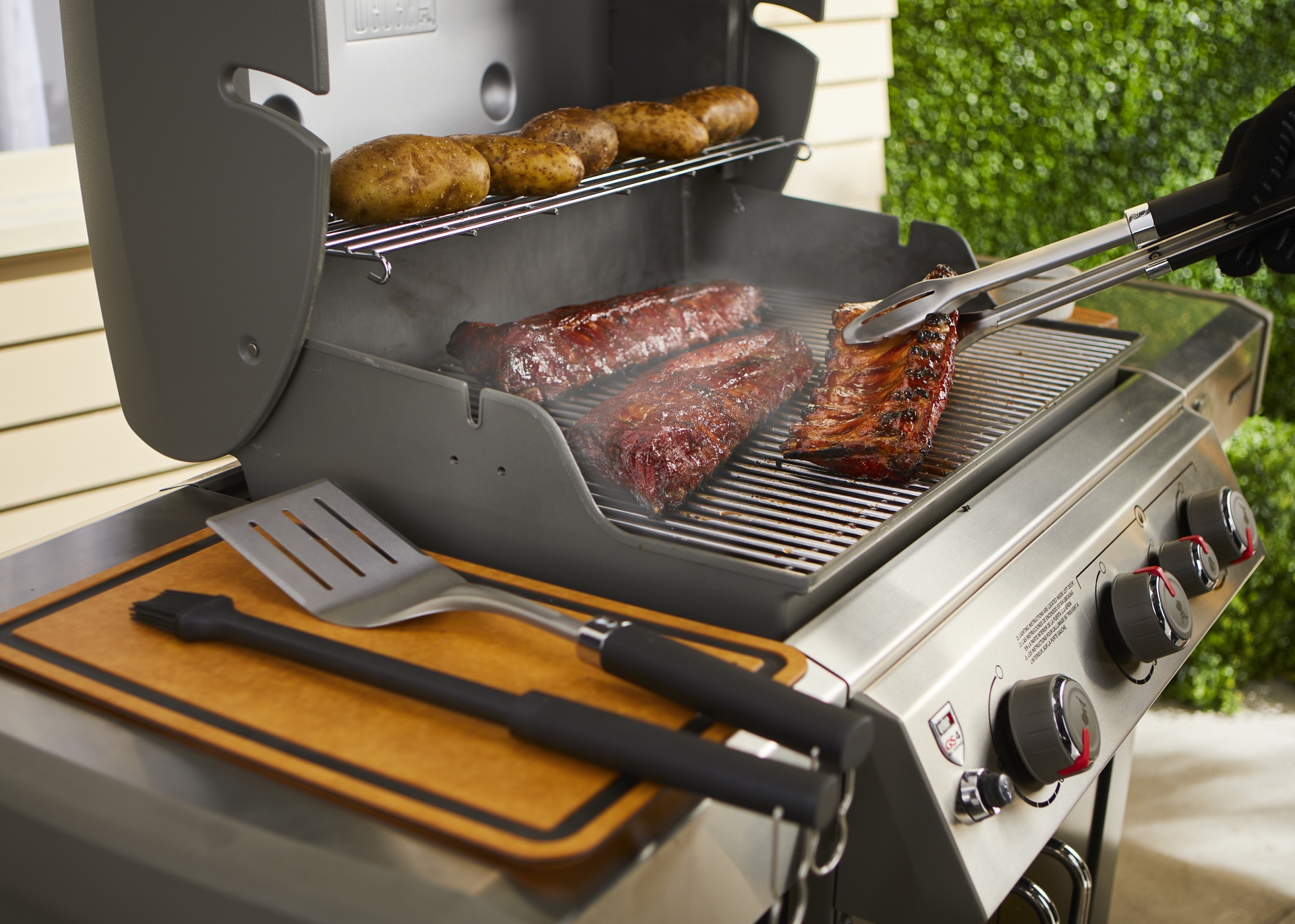 Entdecken Sie das Weber Precision Grillbesteck-Set, bestehend aus einem präzisen Wender, einer praktischen Zange und einem großformatigen Pinsel. Perfekt für die Zubereitung von Burger-Patties, Gemüse und Rippchen. Mit Soft-Touch-Griffen für sicheren Halt